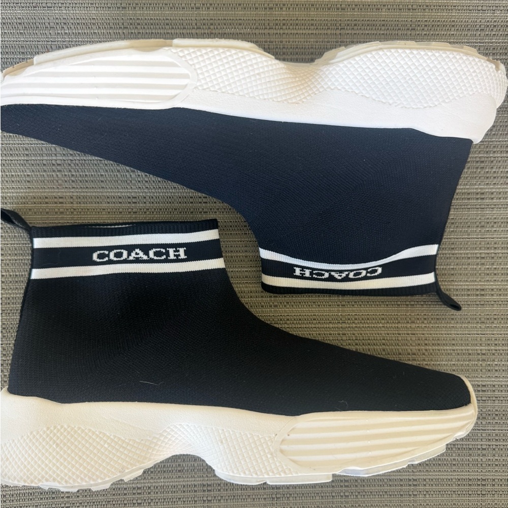 Coach shoes size 9w with a medium width.